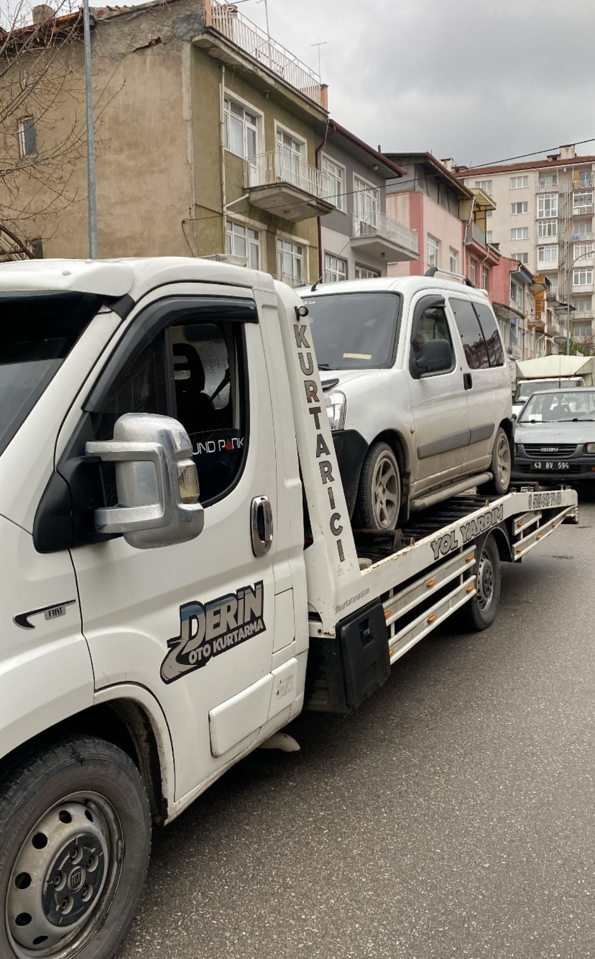 Derin Oto Kurtarma çekici aracı şehir içinde araç taşırken