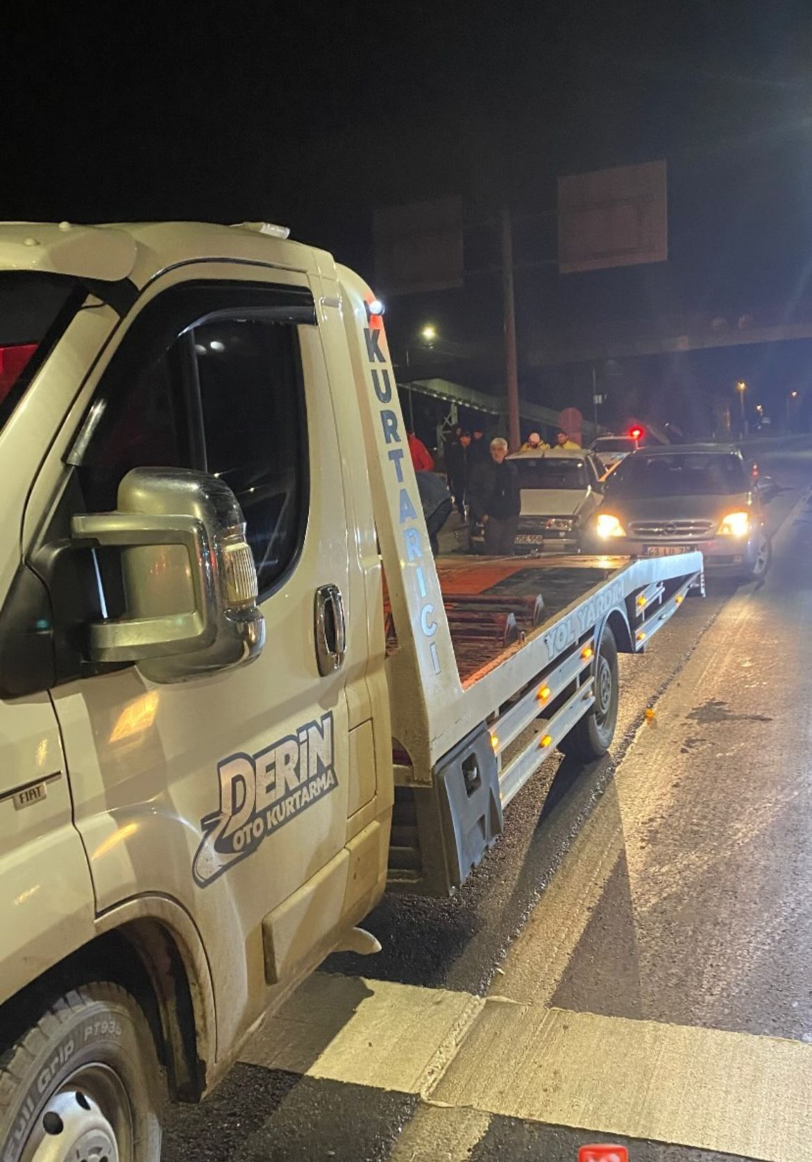 Gece yolda kalan araca Derin Oto Kurtarma çekici desteği