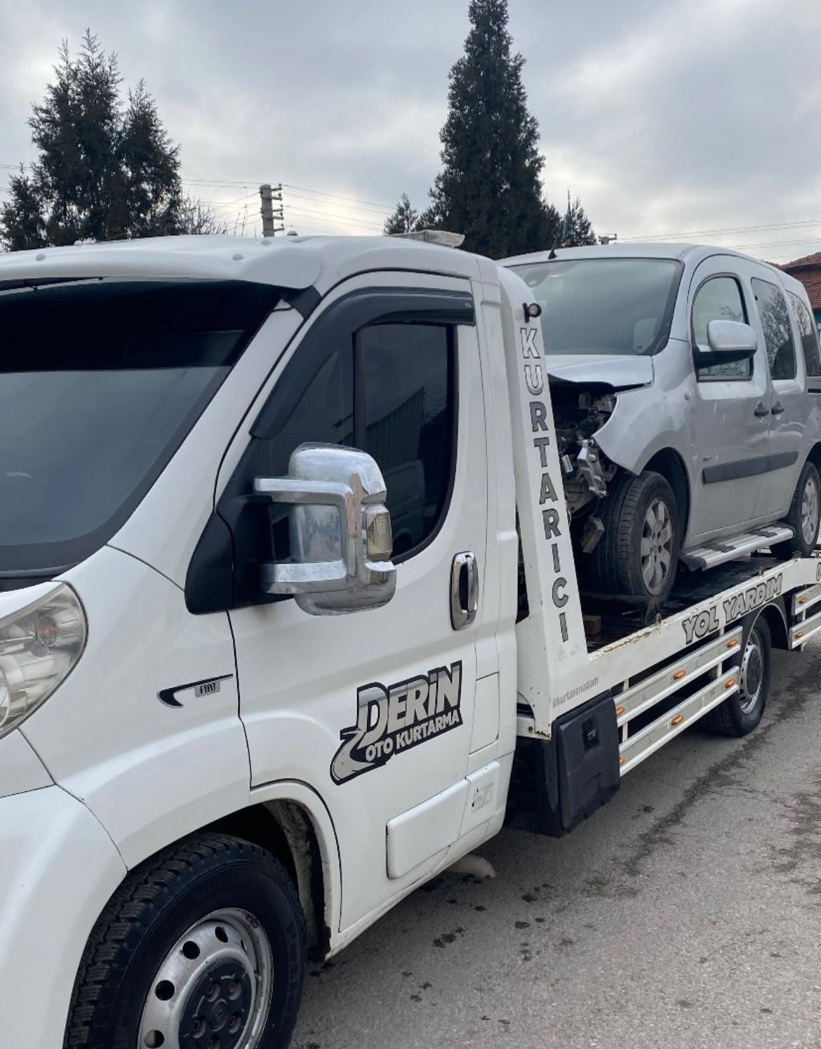 Çekici üzerinde hasarlı hafif ticari araç taşıma