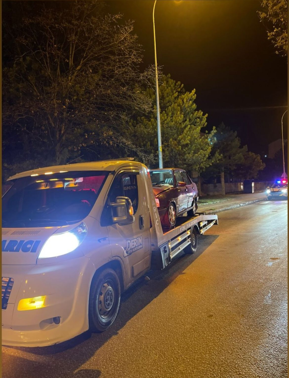 Gece yolunda çekici üzerinde araç taşıma