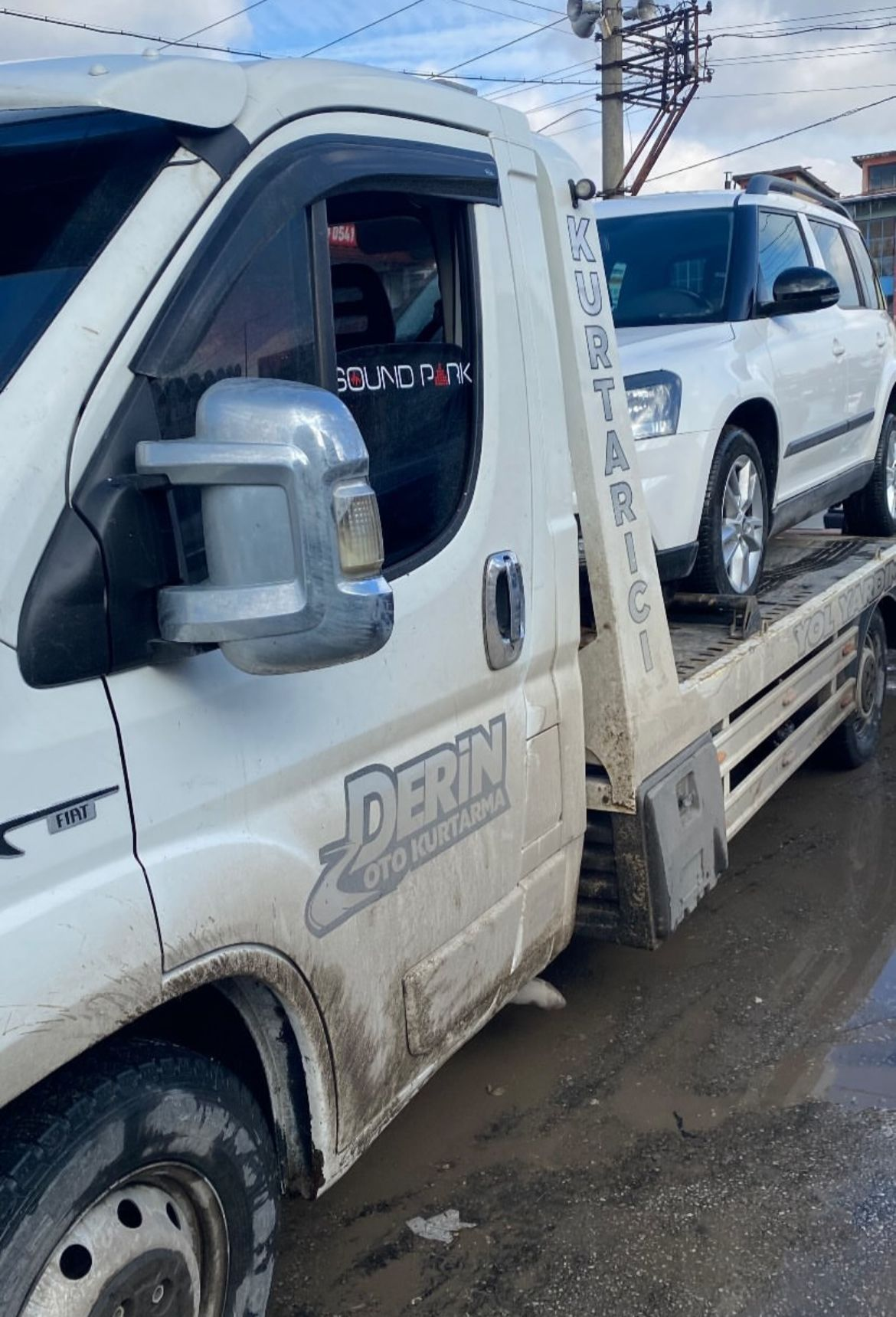 Derin Oto Kurtarma çekicisinin SUV araç taşıması