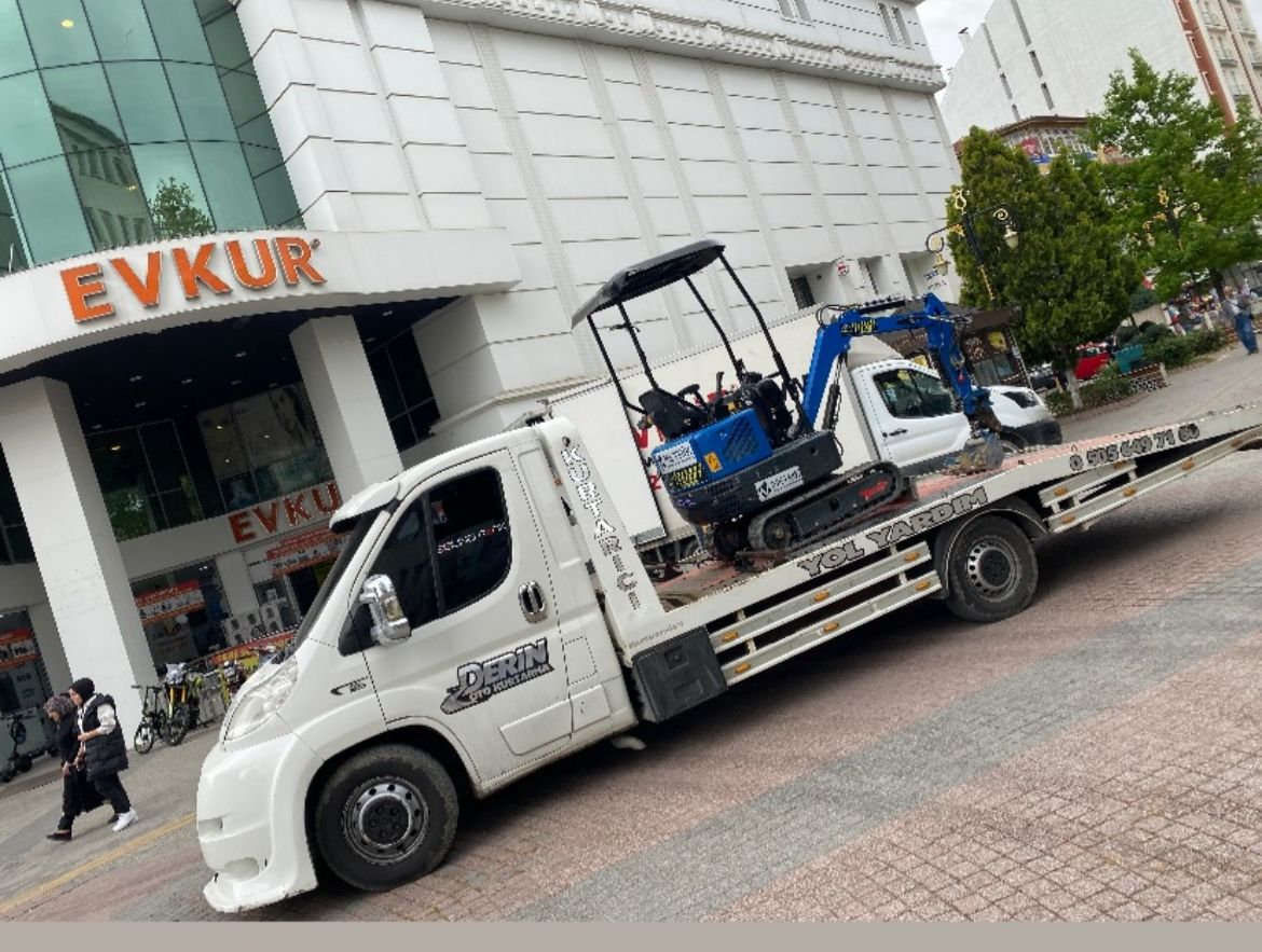 Çekici üzerinde küçük iş makinesi taşıma